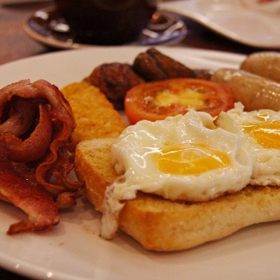 desayuno inglés con pan tostado, huevos, tomate y salchicha