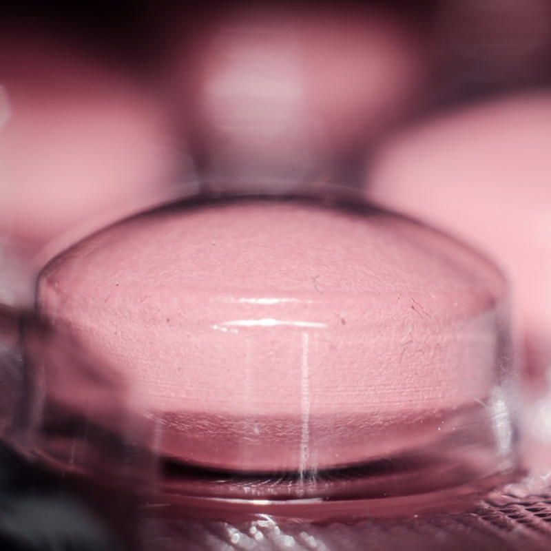 píldora rosa en lámina dispensadora de plástico