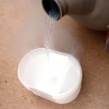 Nitrógeno líquido siendo servido en un envase plástico